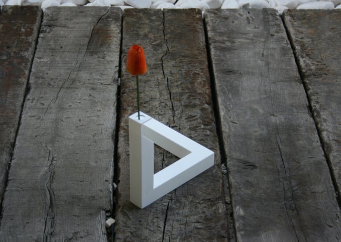 90 ° Vase by Cuatro Cuatros