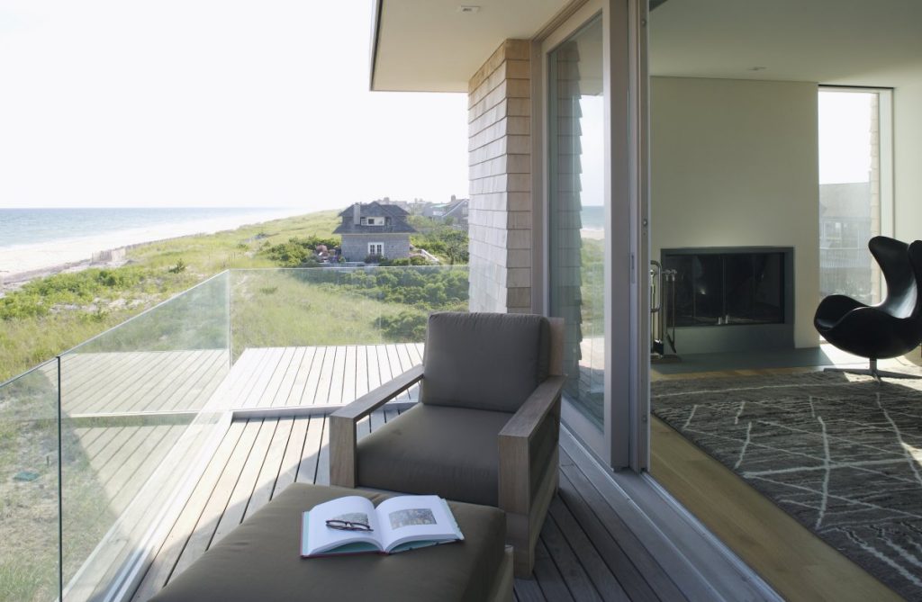 The Dune Road Residence in Bridgehampton, New York by Stelle Architects ...