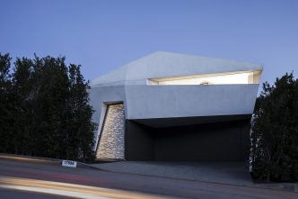 Montee Karp Residence in Pacific Palisades, California by Patrick Tighe Architecture