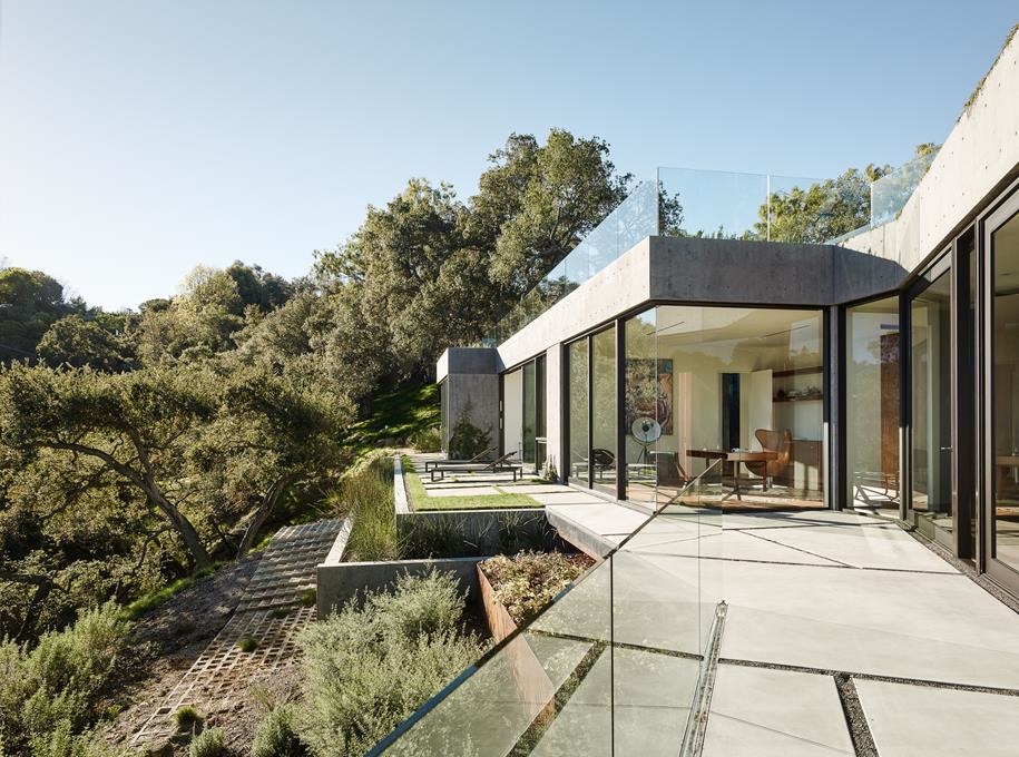 Oak Pass House in Los Angeles, California by Walker Workshop