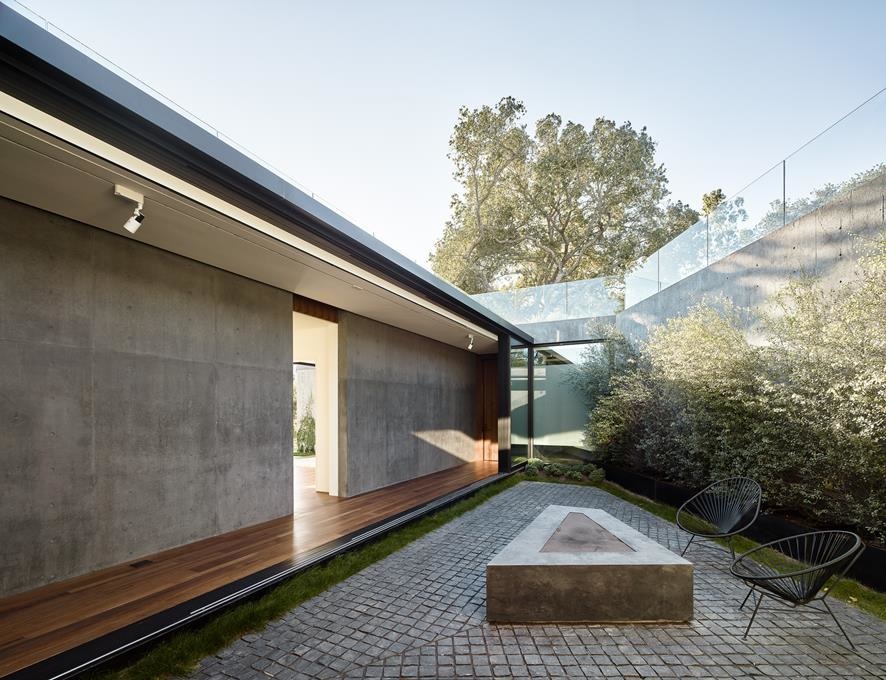 Oak Pass House in Los Angeles, California by Walker Workshop