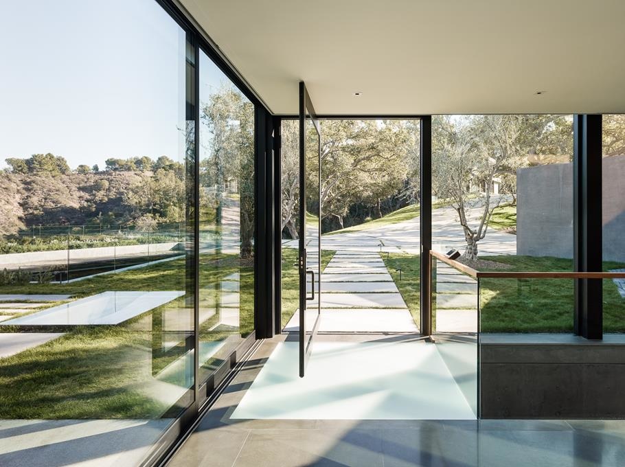 Oak Pass House in Los Angeles, California by Walker Workshop