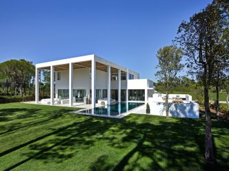 San Lorenzo North House in Quinta do Lago, Portugal by de Blacam and Meagher Architects