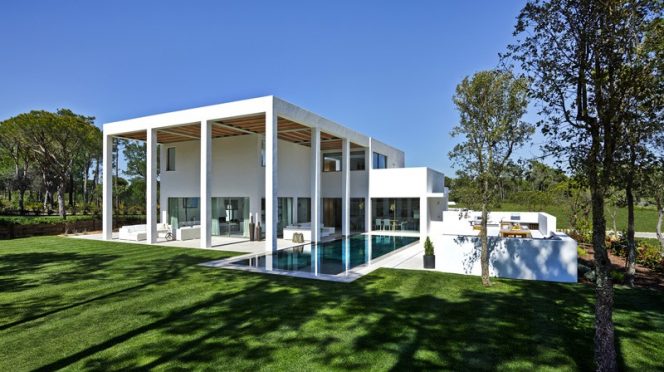 San Lorenzo North House in Quinta do Lago, Portugal by de Blacam and Meagher Architects