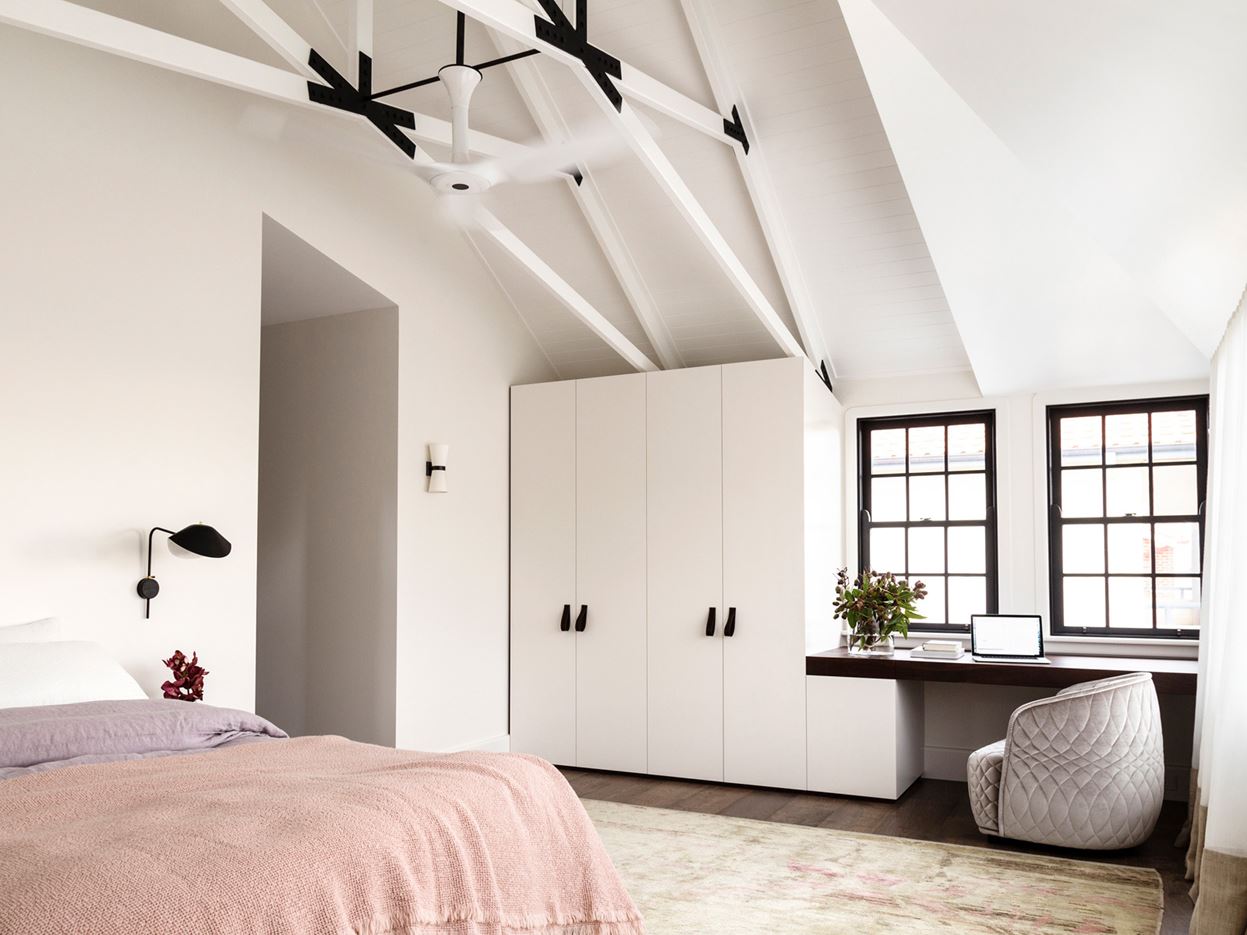 Balancing Home in Sydney, Australia by Luigi Rosselli Architects