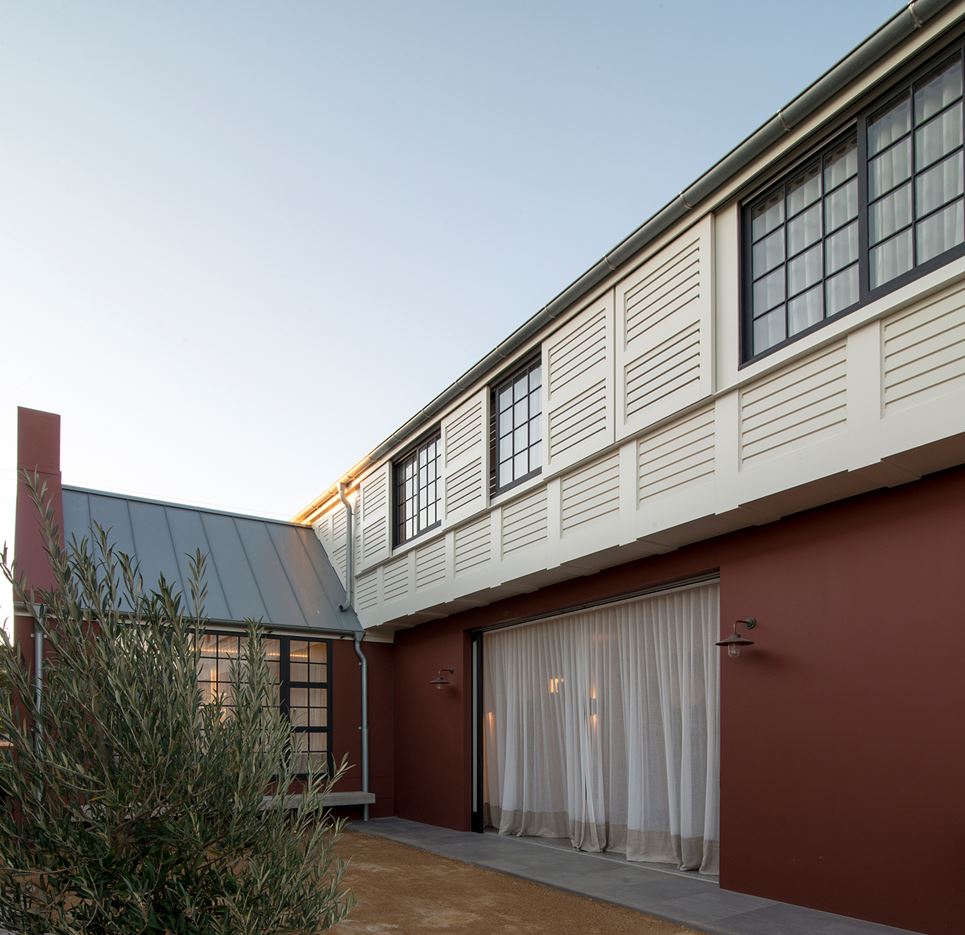 Balancing Home in Sydney, Australia by Luigi Rosselli Architects