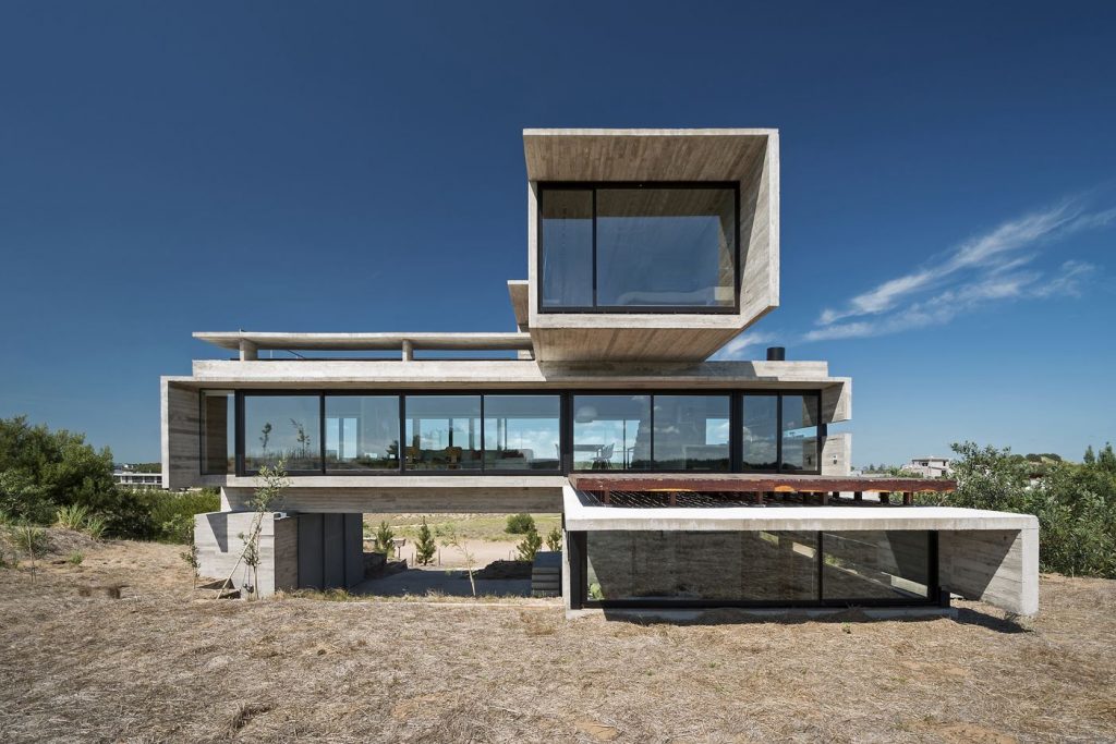 Golf House in Pinamar, Argentine by Luciano Kruk