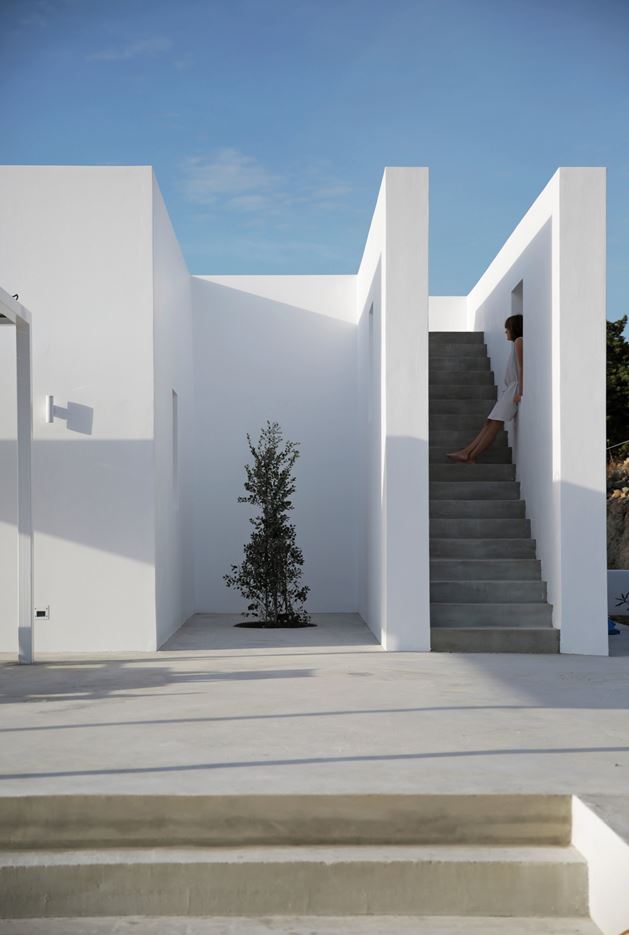 Maison in Kamari, Greece by React Architects