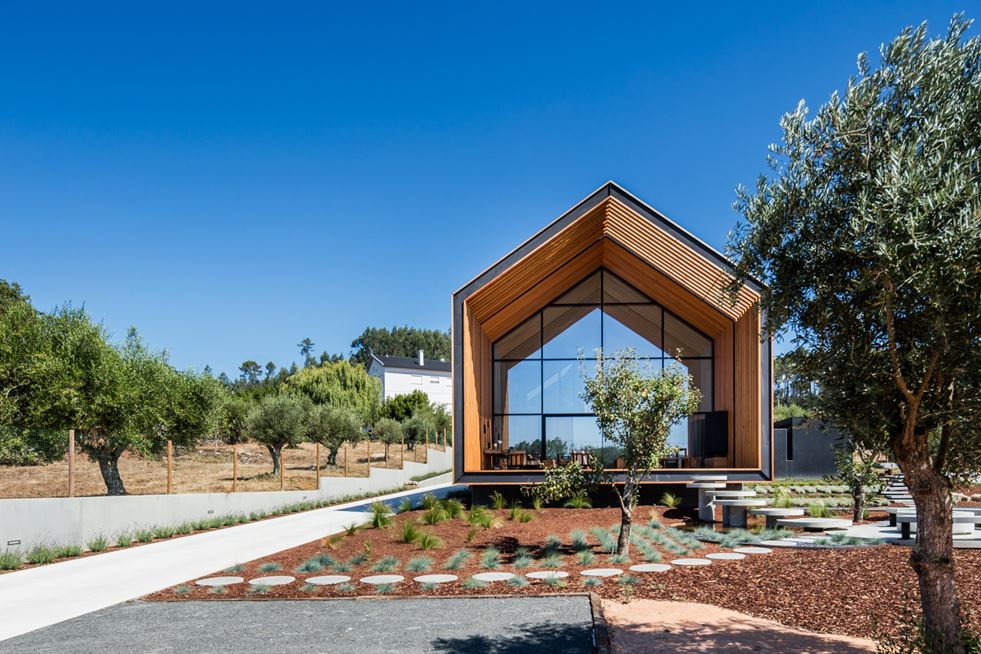 House in Ourém, Portugal by Filipe Saraiva Arquitectos