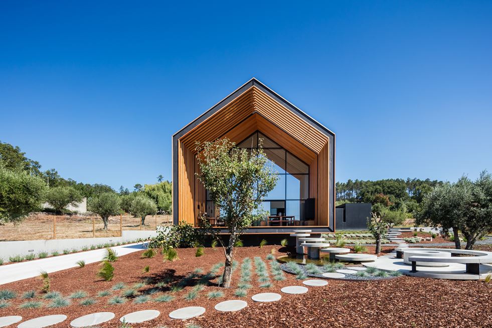 House in Ourém, Portugal by Filipe Saraiva Arquitectos