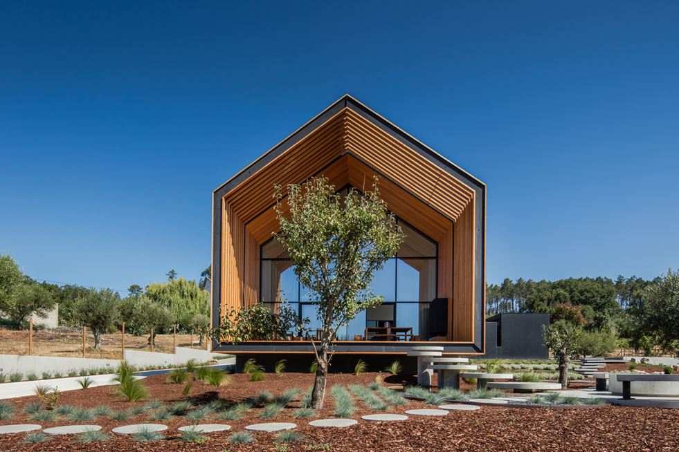 House in Ourém, Portugal by Filipe Saraiva Arquitectos