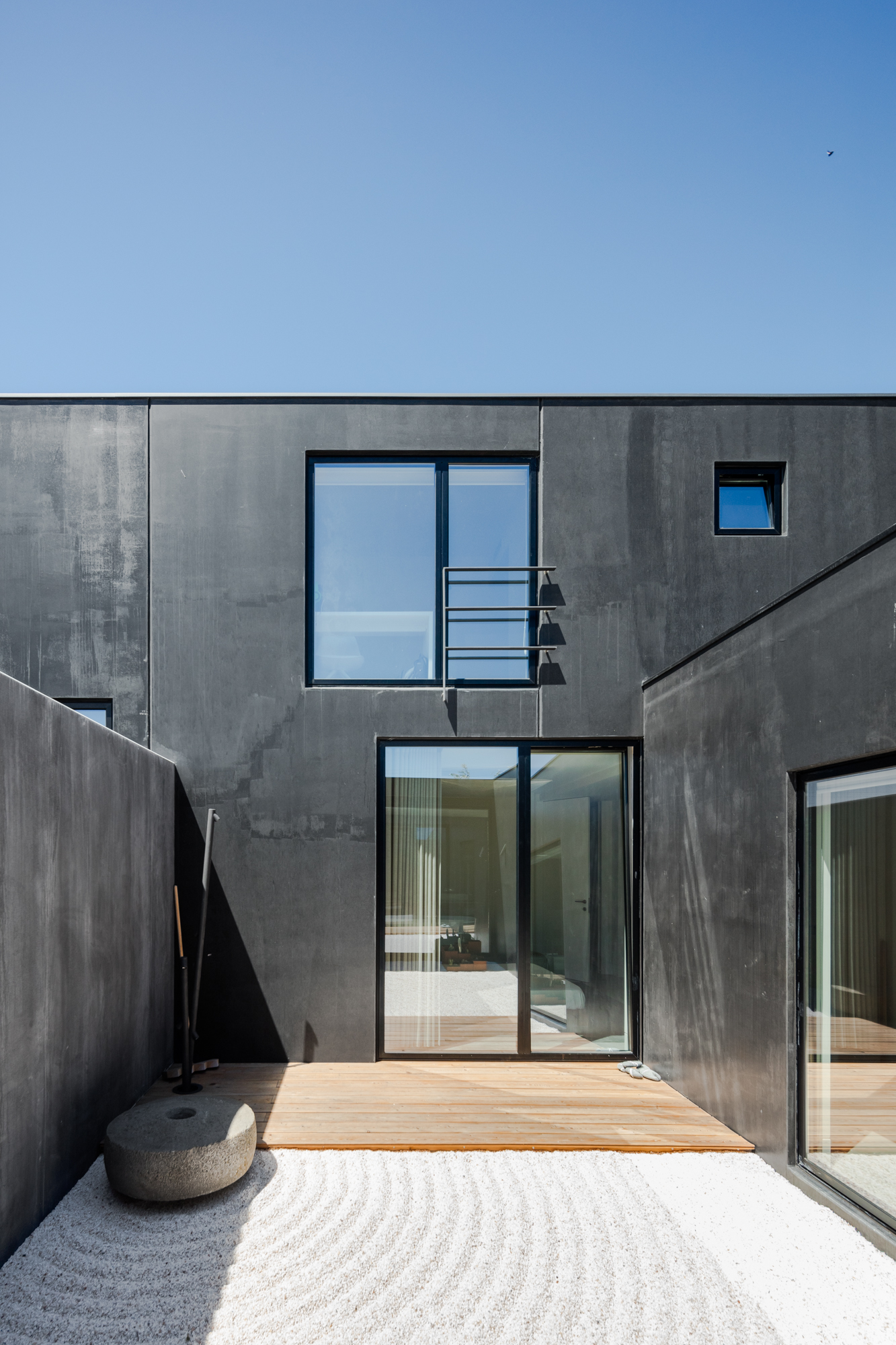 House in Ourém, Portugal by Filipe Saraiva Arquitectos