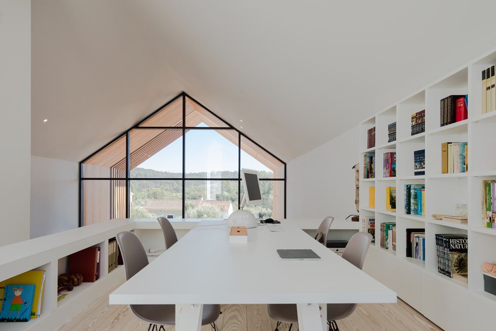 House in Ourém, Portugal by Filipe Saraiva Arquitectos