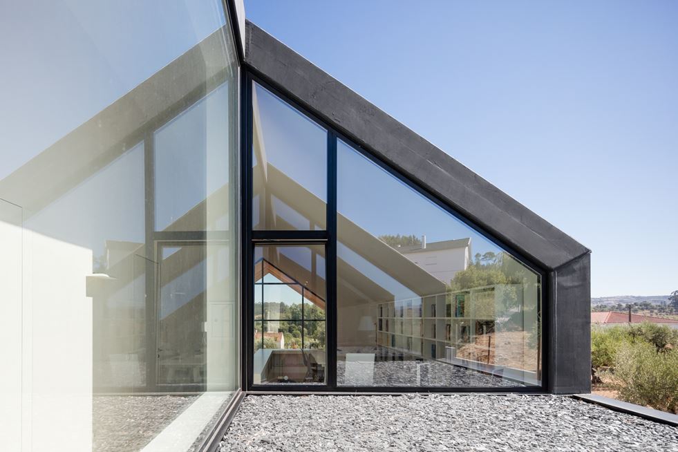 House in Ourém, Portugal by Filipe Saraiva Arquitectos