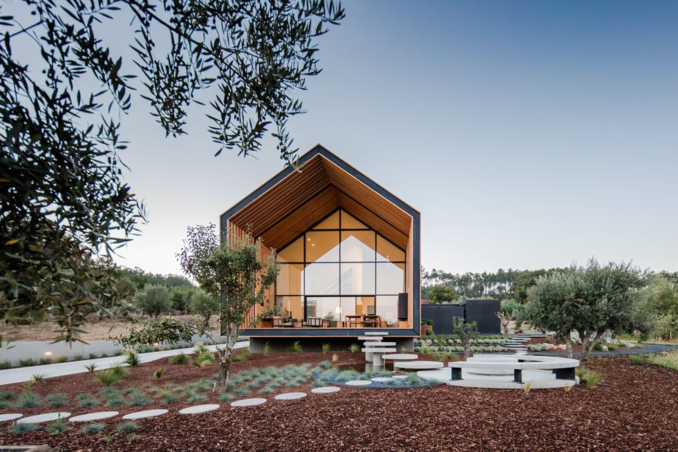House in Ourém, Portugal by Filipe Saraiva Arquitectos