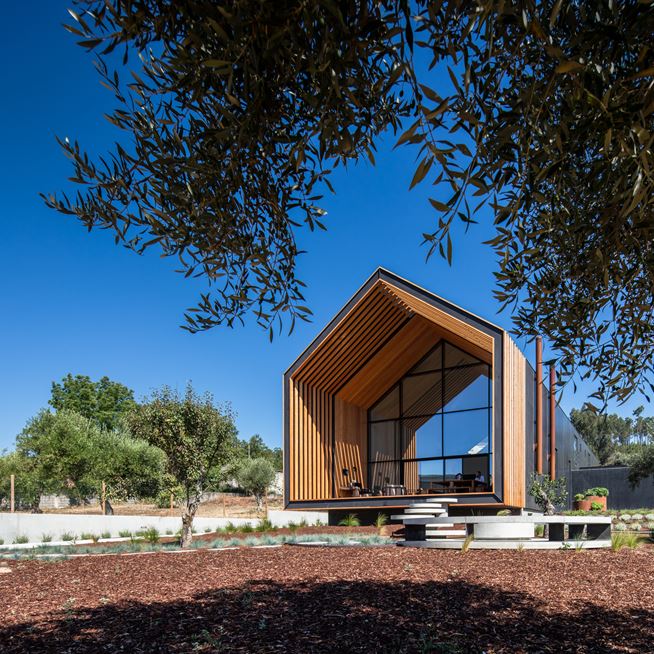 House in Ourém, Portugal by Filipe Saraiva Arquitectos