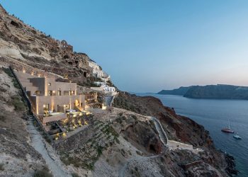 Small Hotel in Oia, Greece by Kapsimalis Architects