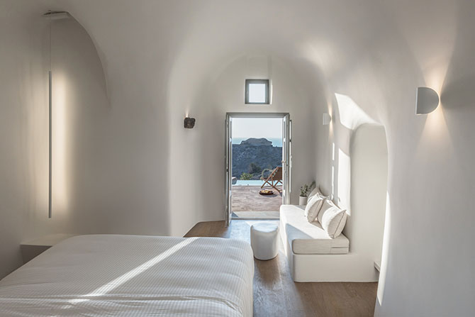 Small Hotel in Oia, Greece by Kapsimalis Architects