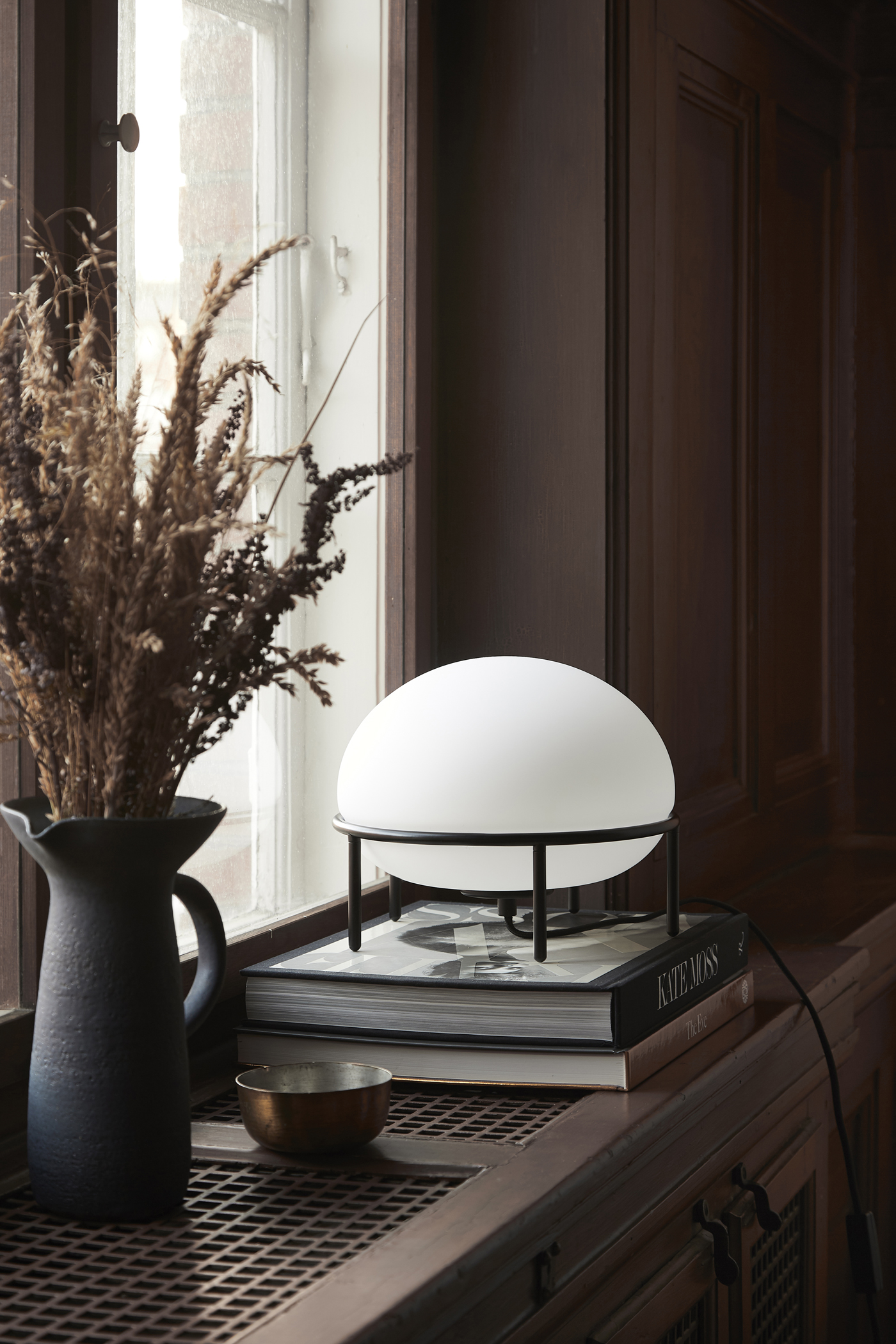Minimalist Table Lamp 'Pump' by Kutarq
