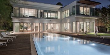 The Floating Frames House by Kobi Karp Architecture & Interior Design on La Gorce Island