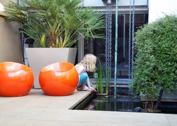 Patio Garden by Amir Schlezinger in Wandsworth Town, London