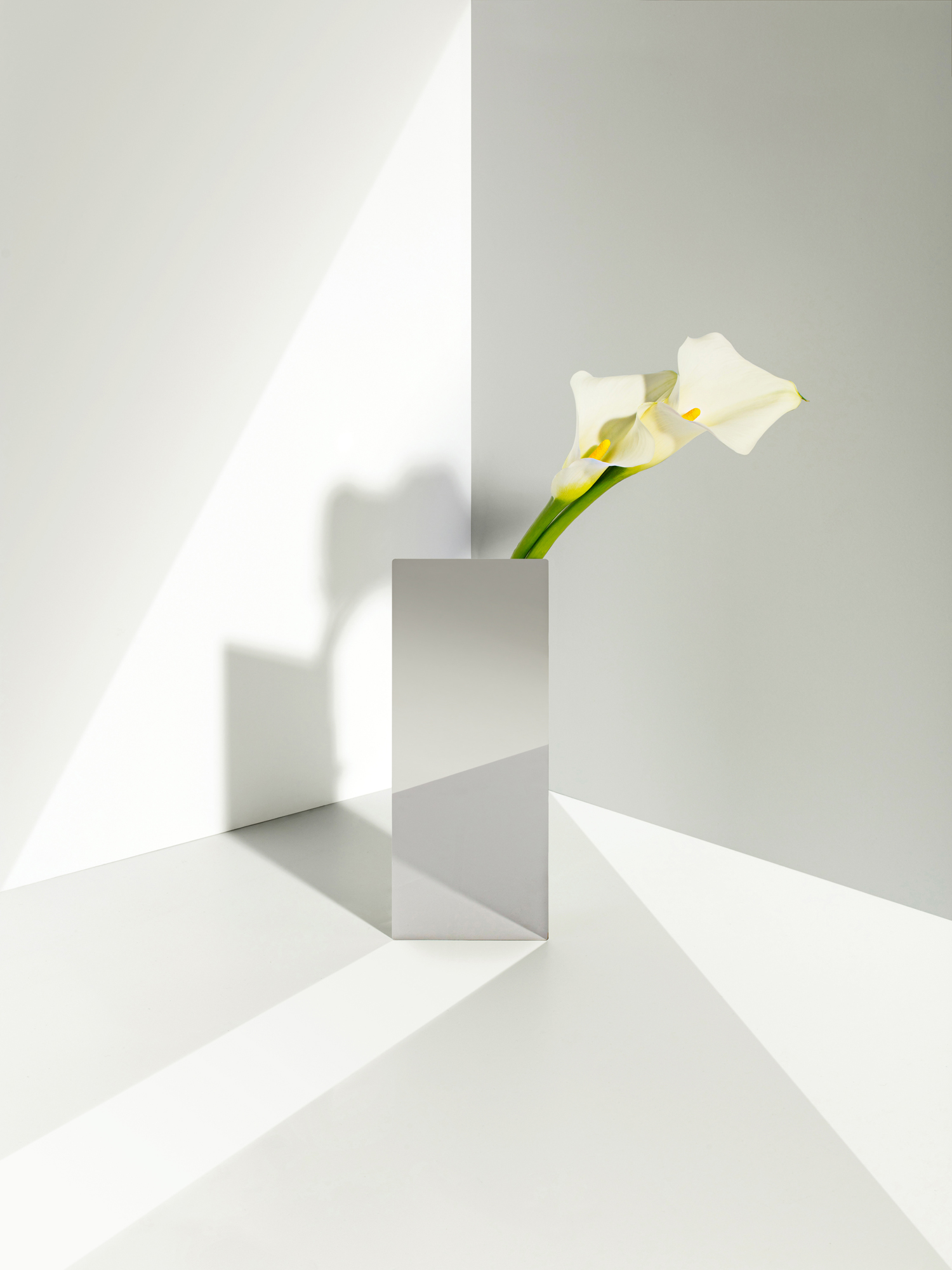 Minimalist Vase "A Mirror Face" by Seoul-based studio ADAO