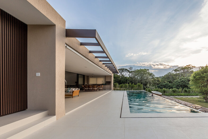 Contemporary Single-Storey House by Belluzzo Martinhao Arquitetos in Cotia, Brazil