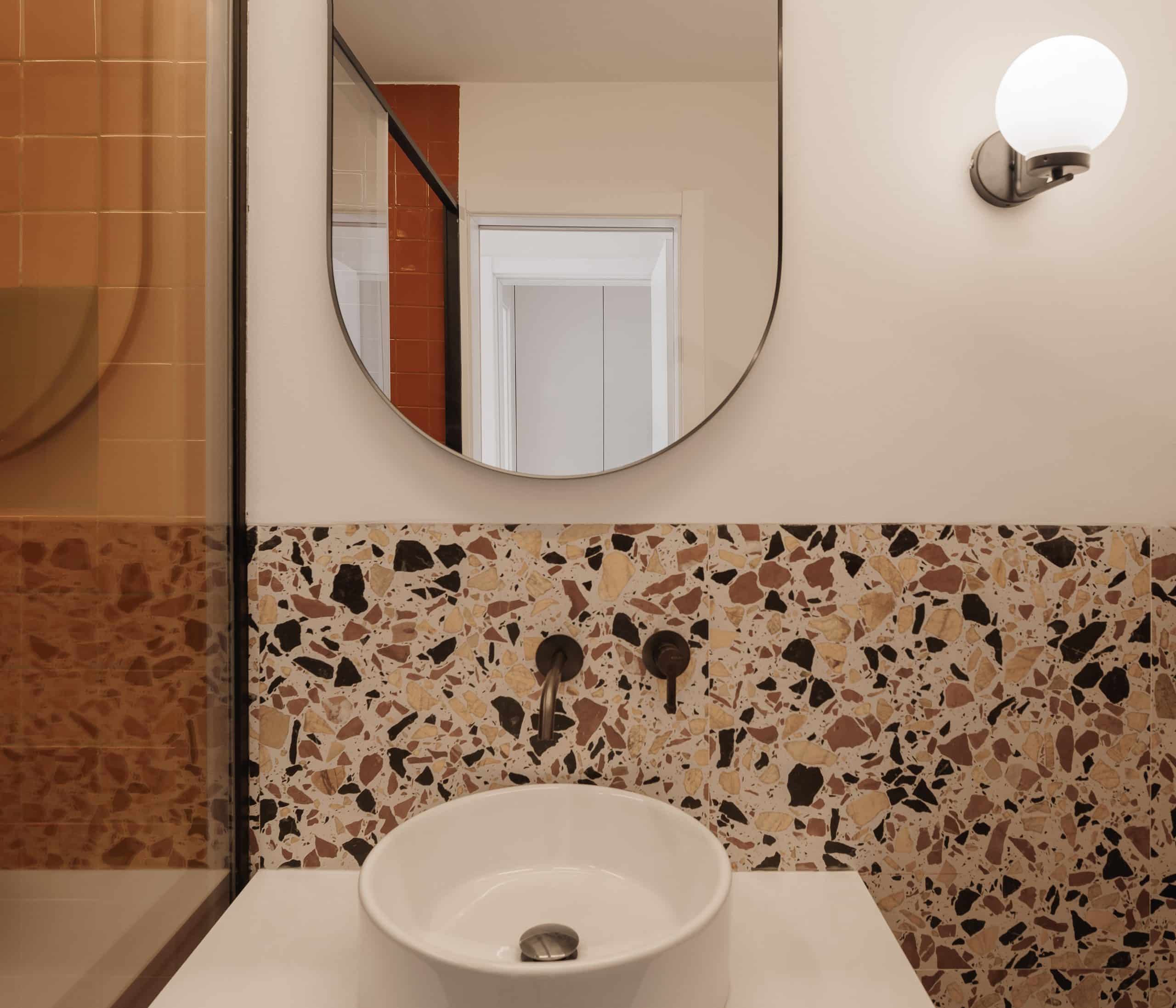 Cacilhas Apartment in Almada, Portugal by estúdio AMATAM