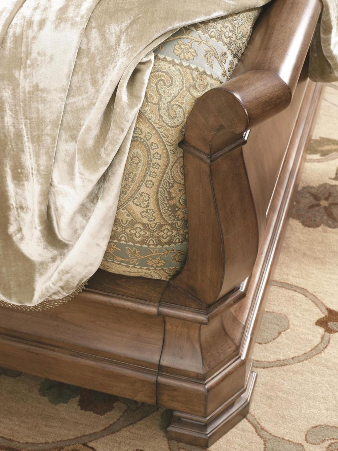New Lou Wood Sleigh Bedroom Set