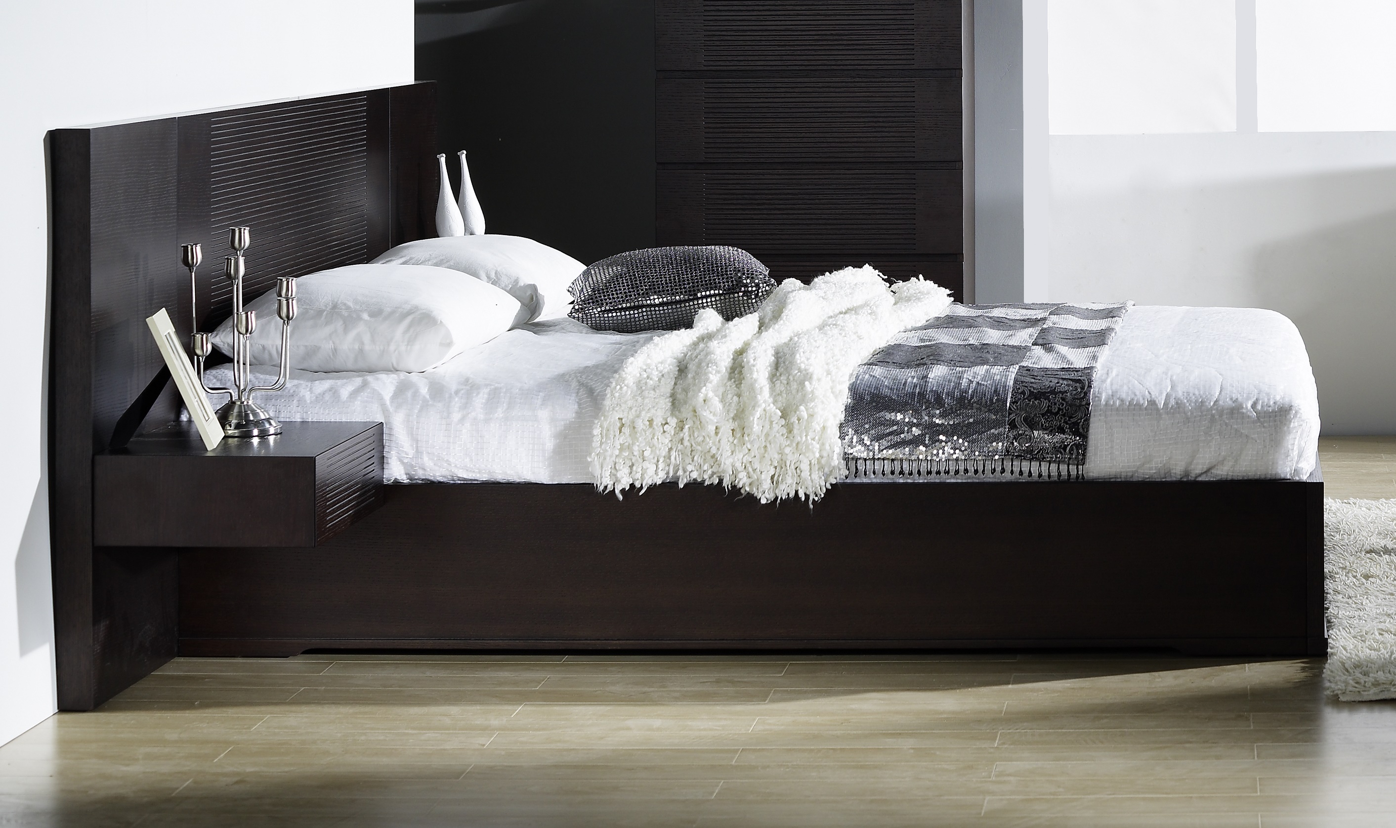 Echo Queen Wood Bed w/2 Nightstands