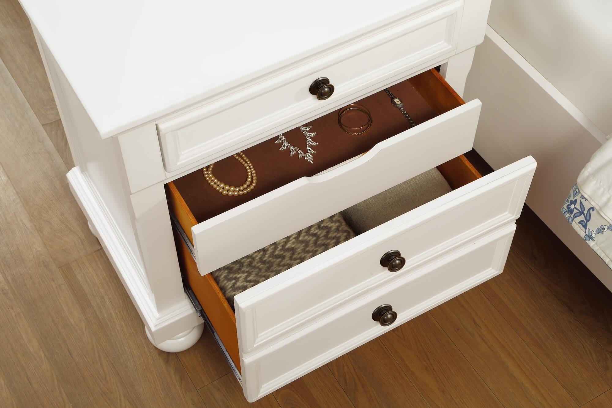 Laurelin Wood Seigh Platform Bedroom Set