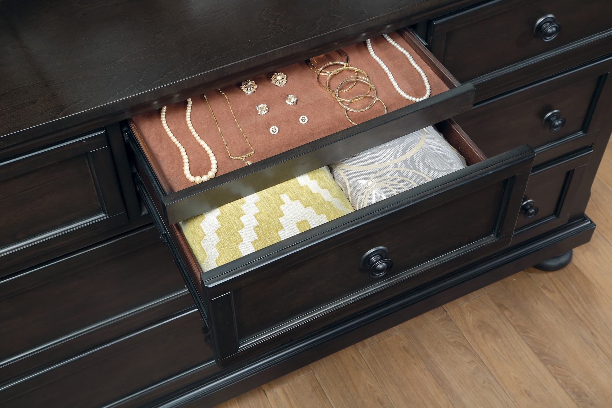 Laurelton 7 Dovetail Drawer Wooden Dresser