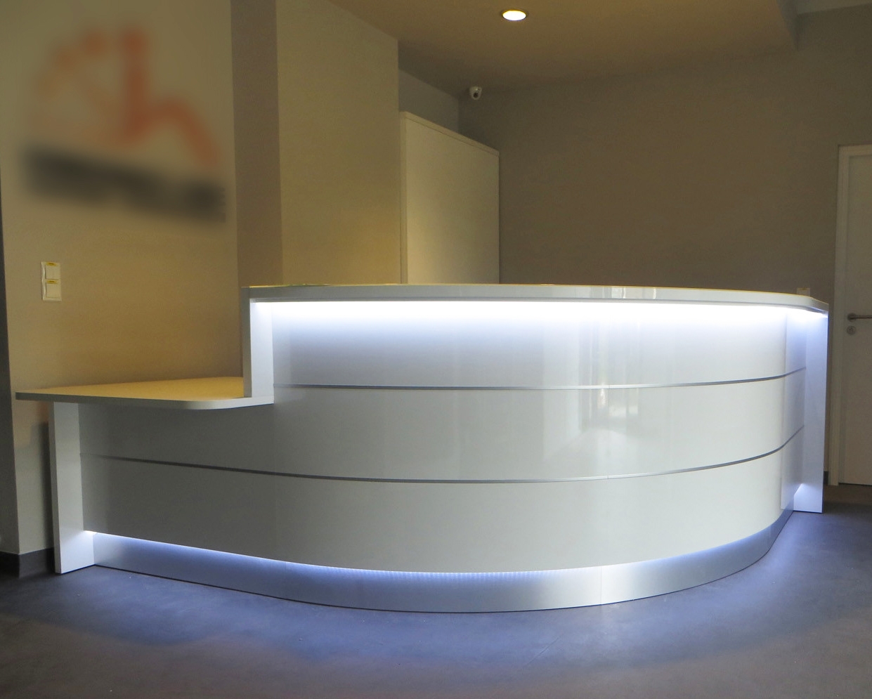 MDD Valde 96 & Corner Reception Desk in white front with LED light