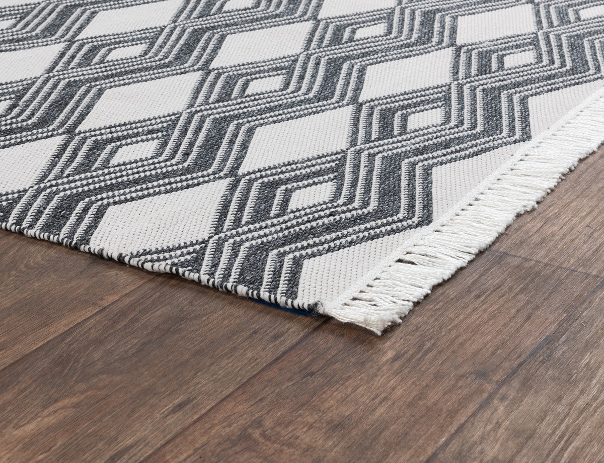 Banning Indoor/Outdoor Handwoven Rug