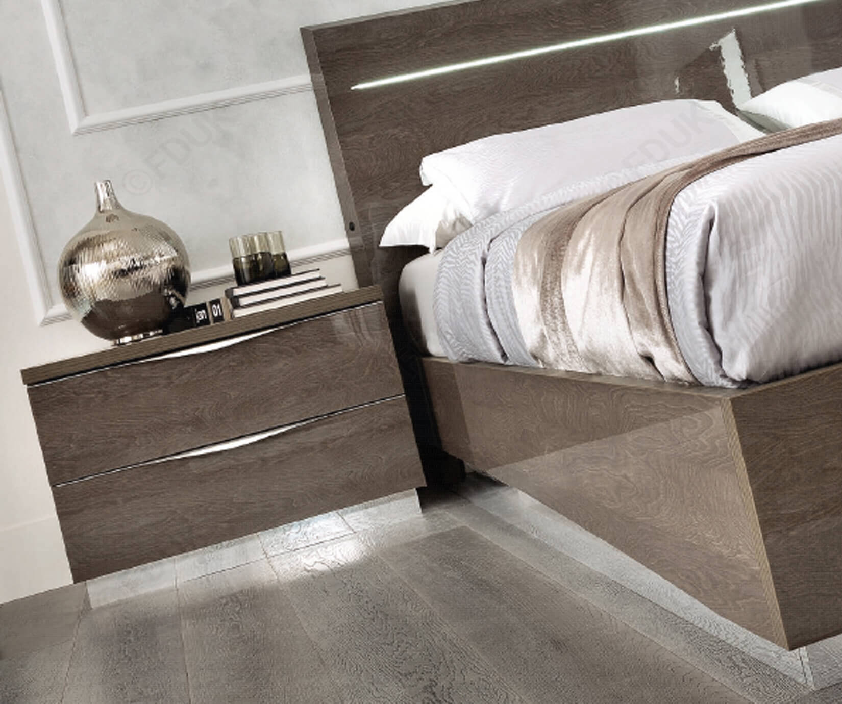 Platinum Legno Wood/LED Platform Bedroom Set