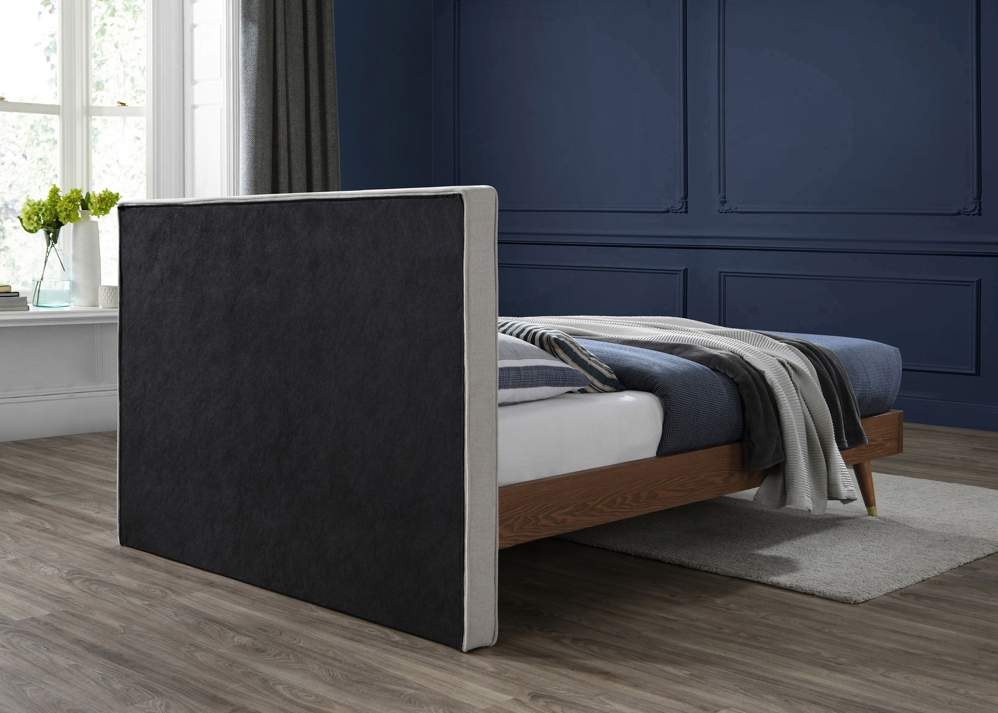 Vance Mid-Century Modern Linen Fabric Queen Size Bed