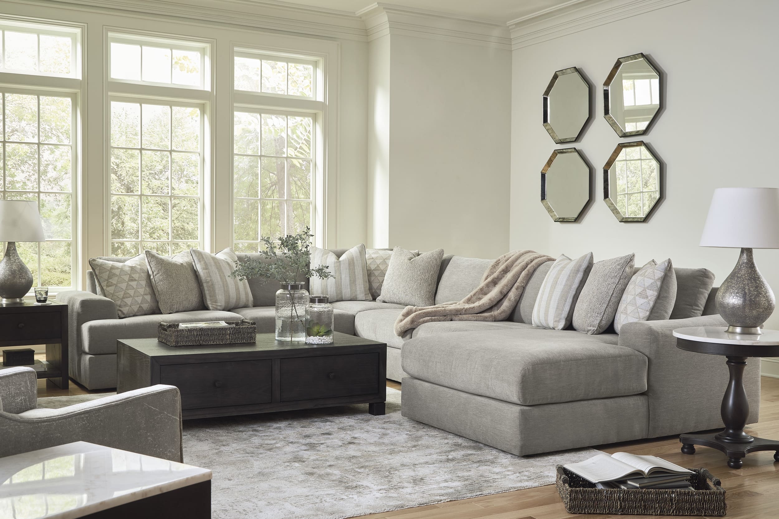 Avaliyah U-Shaped Right-Arm Sectional Sofa And Center Table