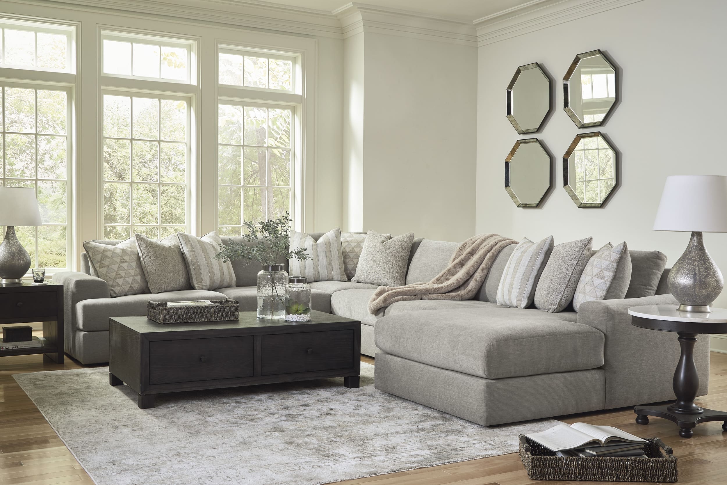Ashley Avaliyah U-Shaped Right-Arm Sofa with Chaise