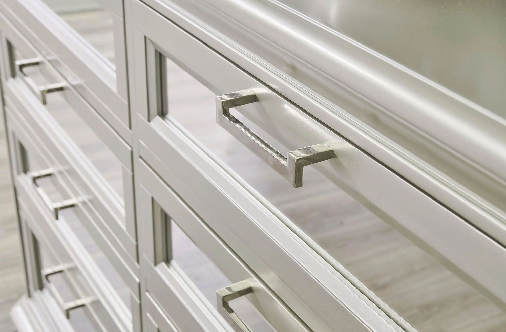 Ashley SM Lindenfield 8-Drawer Wood Veneer Dresser