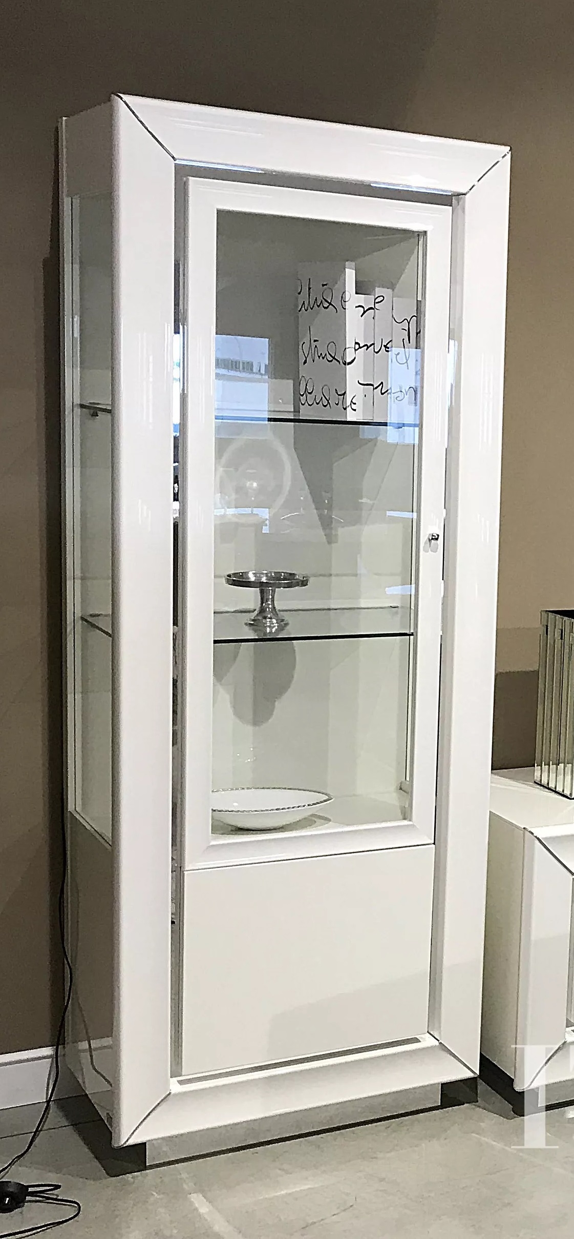 Dama Bianca 1-Door China w/Light (Left or Right)
