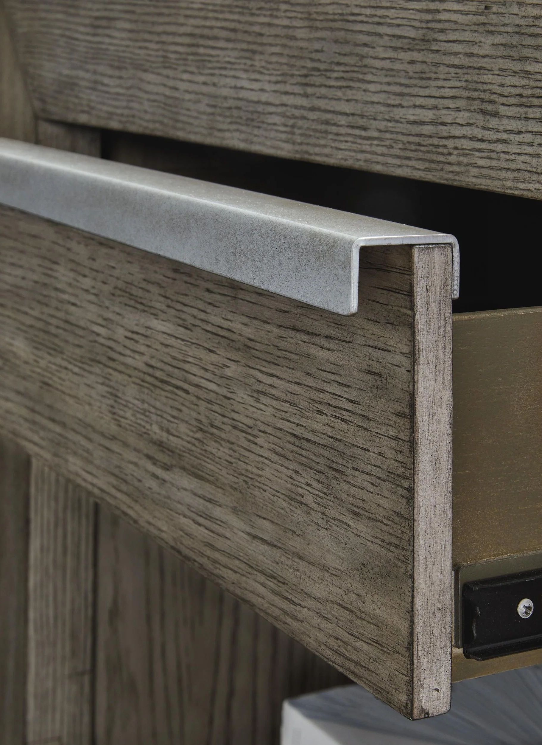 Ashley SM Anibecca 5-Drawer Chest