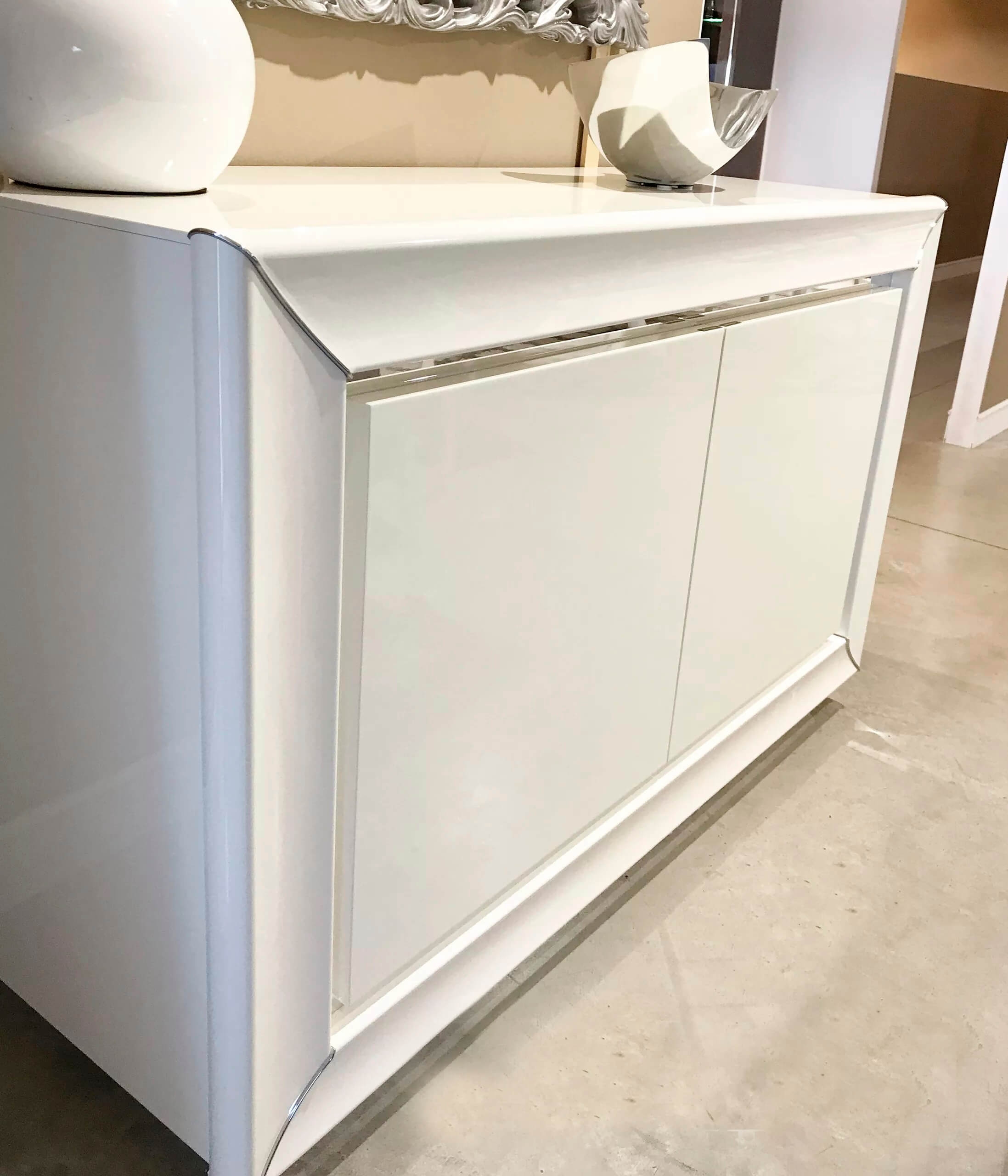 Dama Bianca Buffet w/2 Doors
