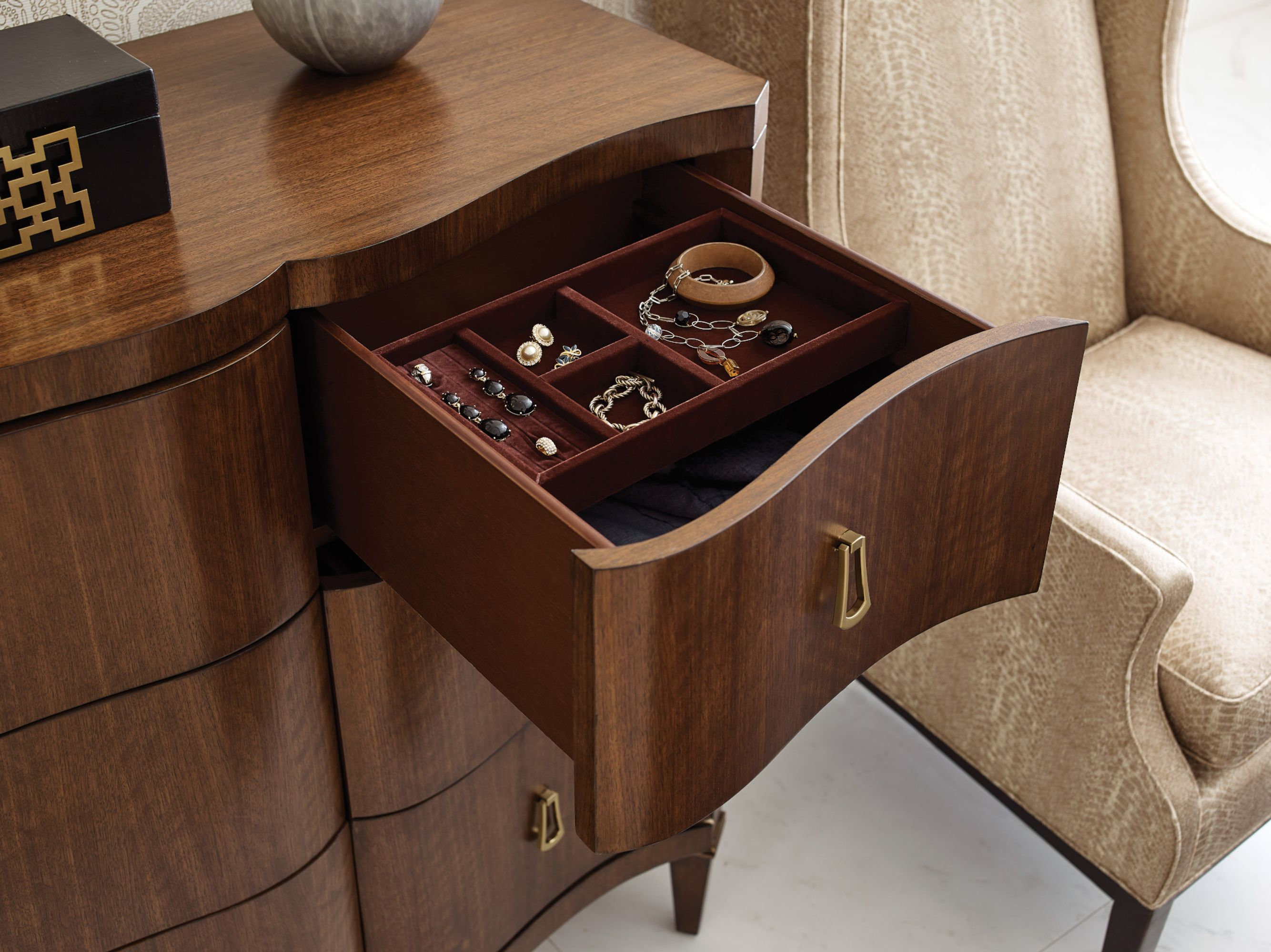 Vantage Richmond Wood Dresser w/9 Drawers