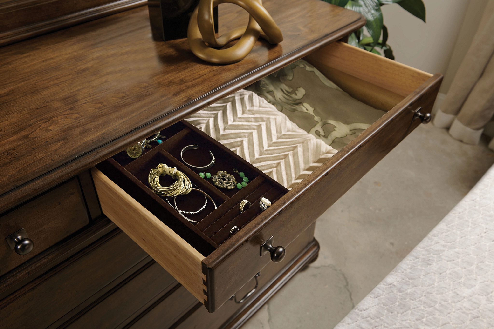 Commonwealth Allenby Wood Panel Bedroom Set
