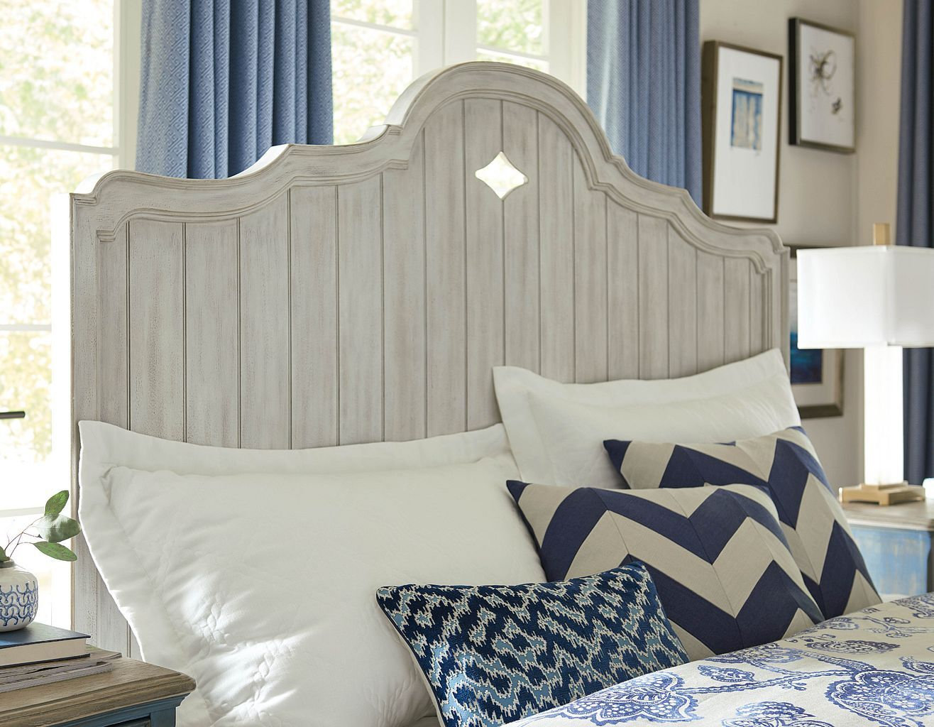 Litchfield Laurel Wood Panel Bed, Queen Size