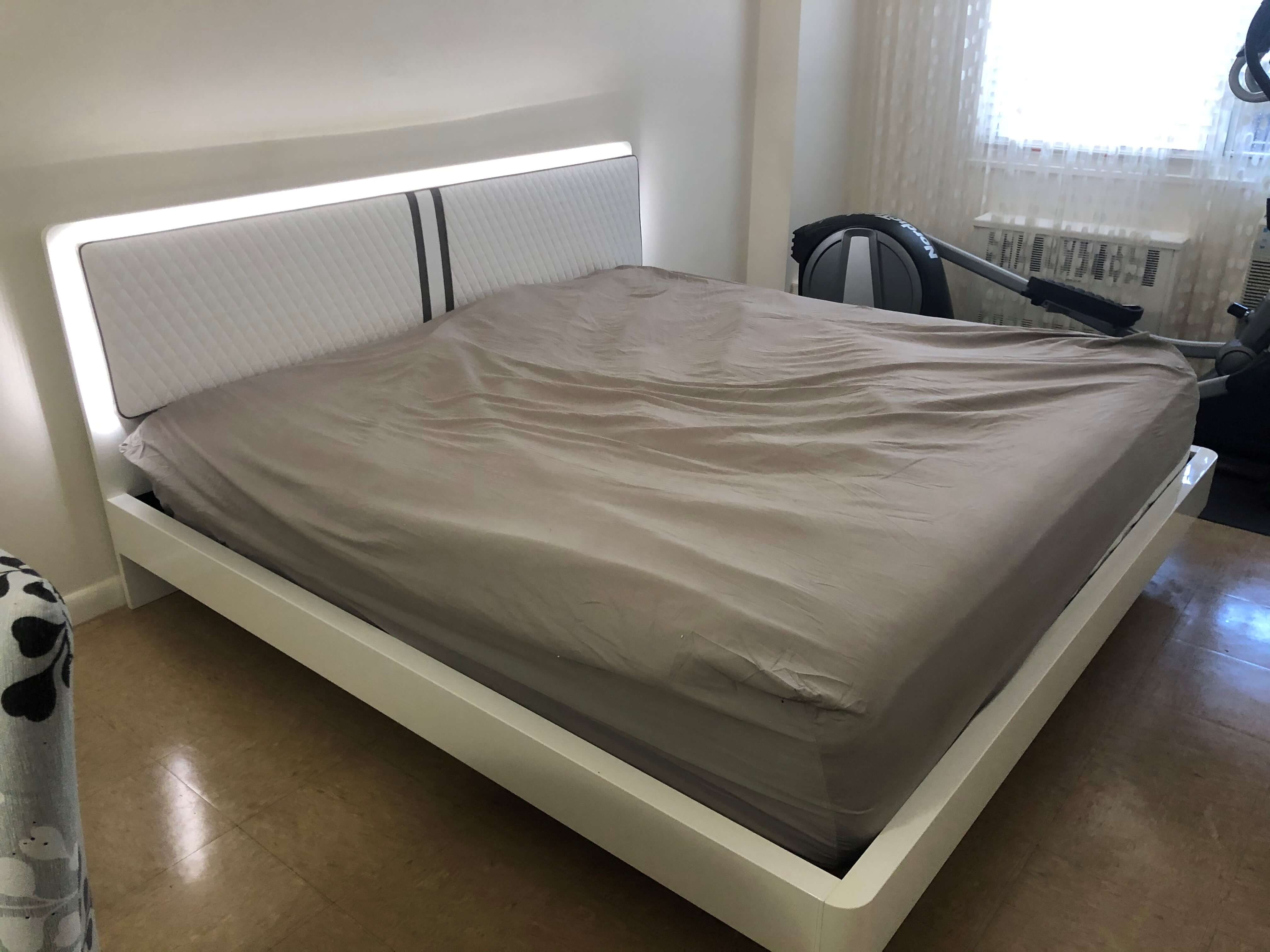 Dama Bianca Vanity Wood Platform Bed, Queen Size
