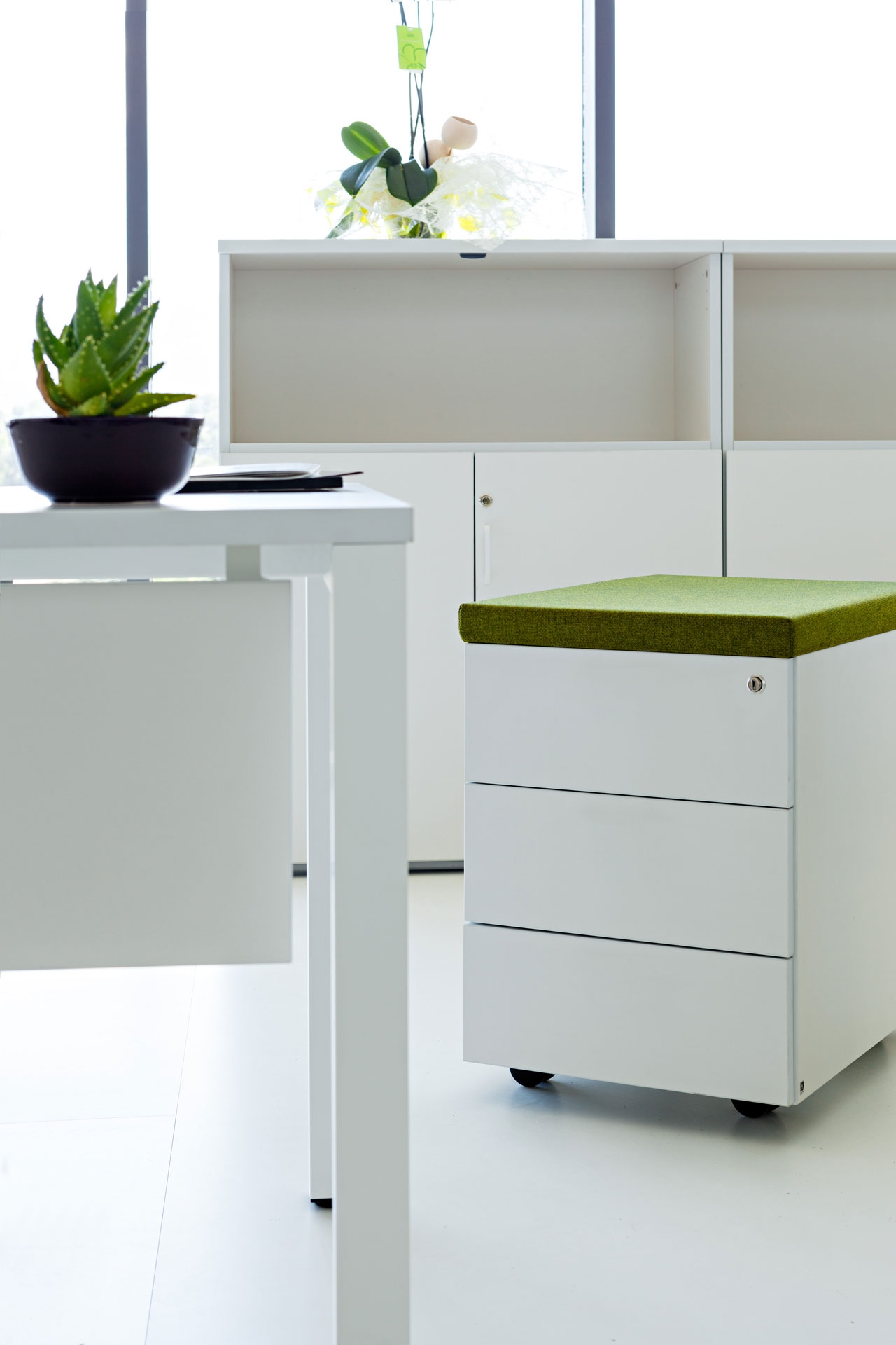 Metal Mobile Pedestal w/3 Drawers & Top Cushion