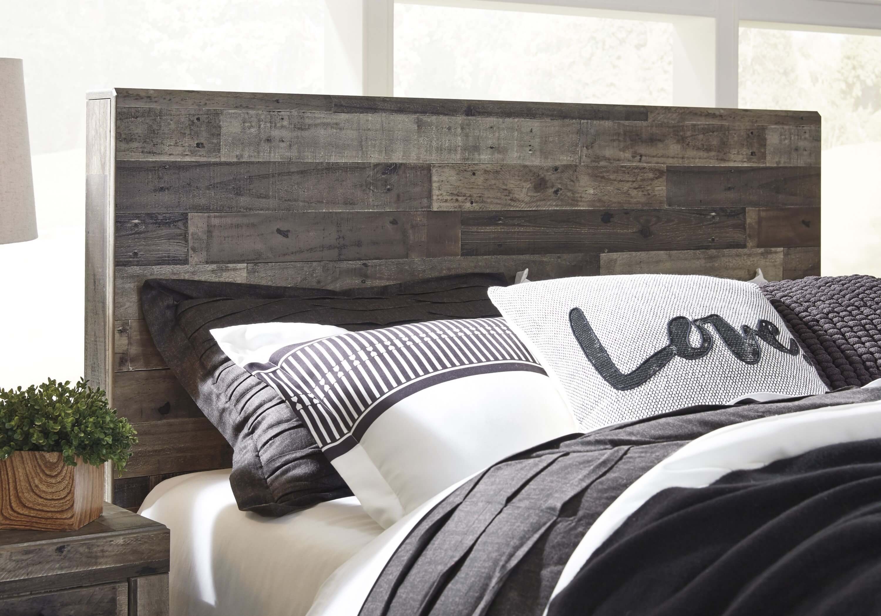 Derekson Panel Bedroom Set