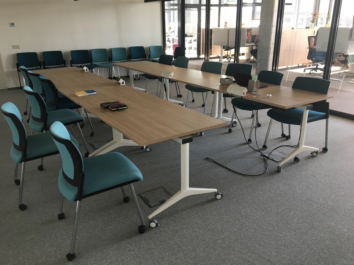 Aura Visitor Chair, 4-leg Base w/Castors