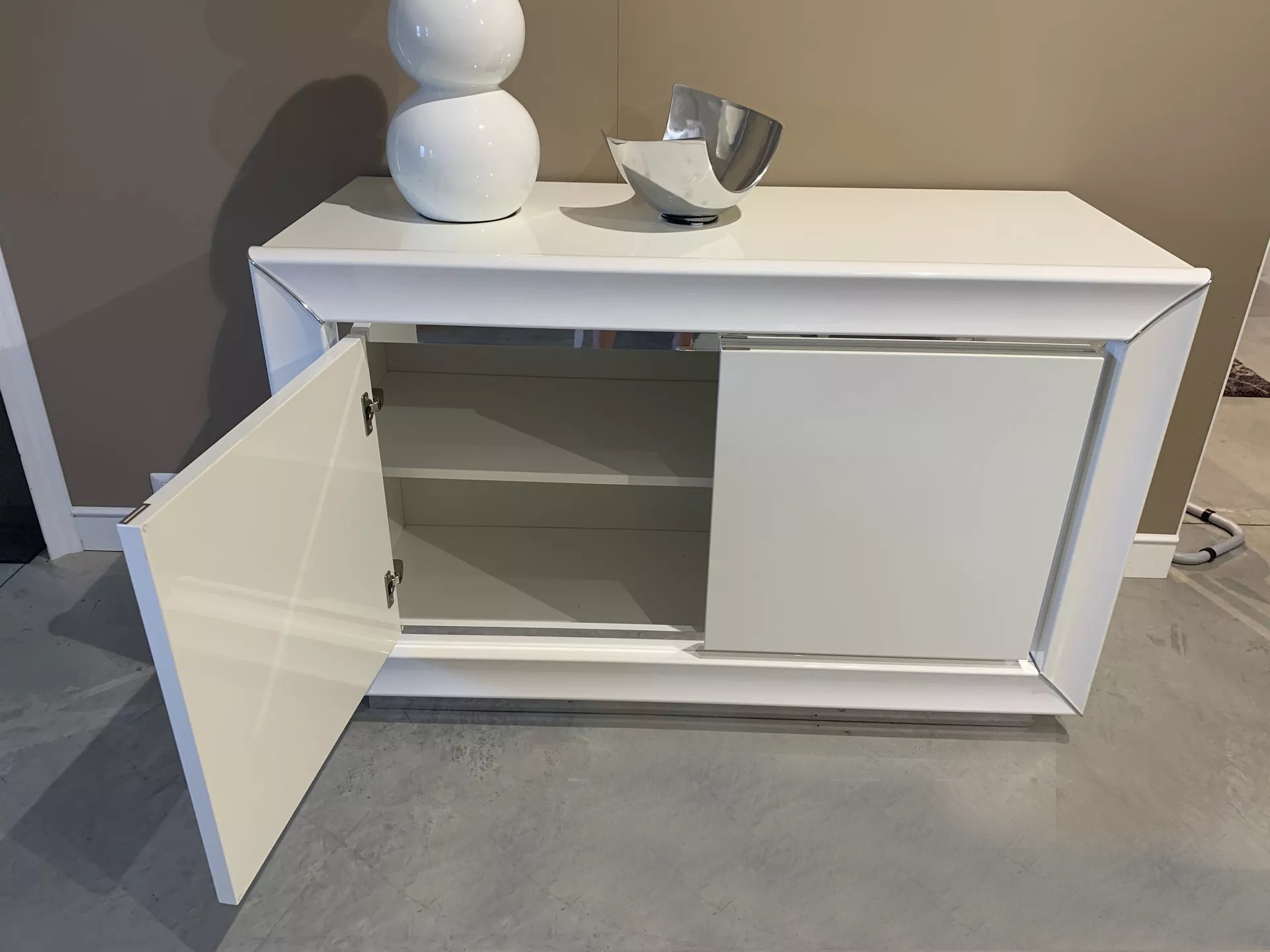 Dama Bianca Buffet w/2 Doors